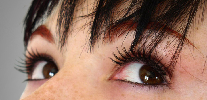 Augen-Make-Up, Augenbrauenzupfen und -färben